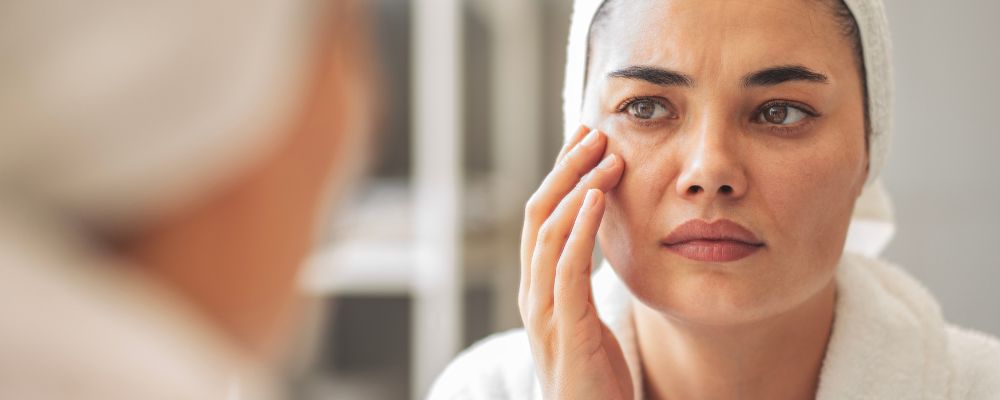 Zmarszczki nie tylko na twarzy – sprawdź, skąd się biorą i jak o nie dbać