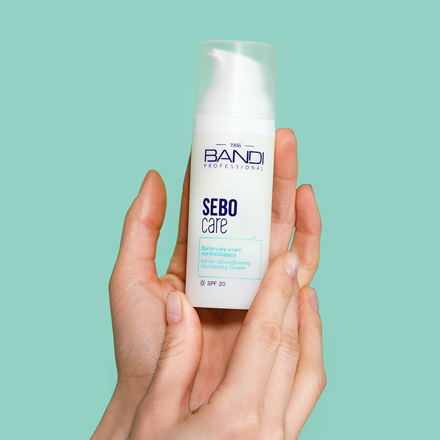 Aplikacja barierowego kremu normalizującego SPF 20 Bandi Professional Sebo Care