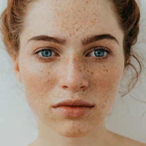 Piegi na twarzy – jak je zrobić i uzyskać naturalny efekt?