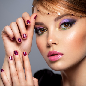 Fioletowy makijaż – komu będzie pasować i jakie oczy podkreśli?