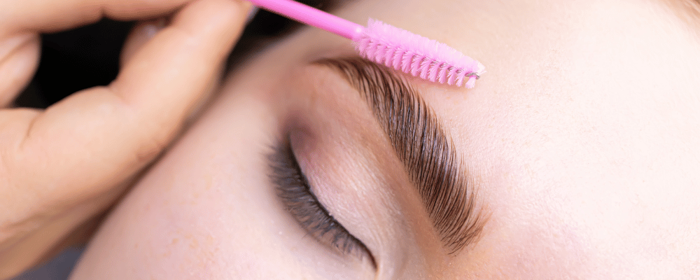 Laminacja brwi w domu krok po kroku. Jak uzyskać efekt uniesionych brwi?