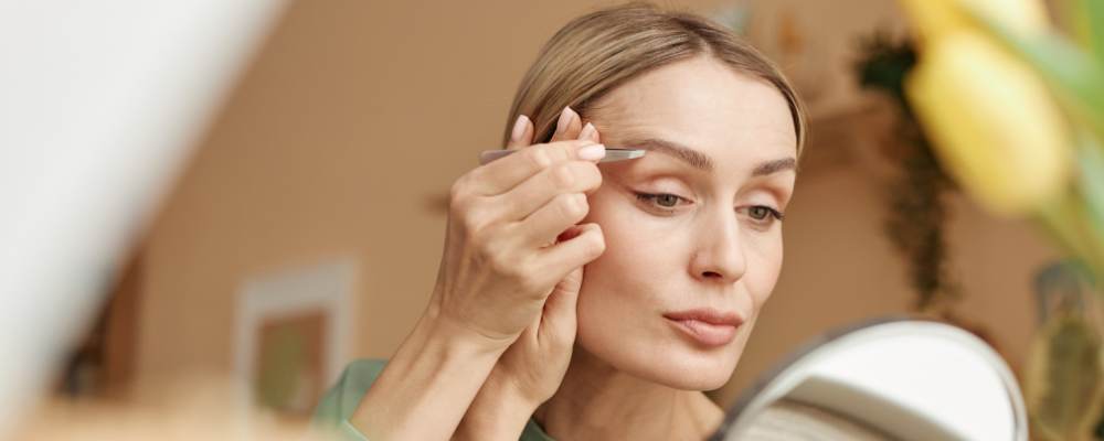 Jak samemu regulować brwi? Instrukcja krok po kroku