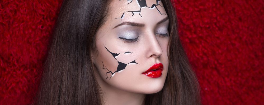Porcelanowa cera na Halloween – jak zrobić makijaż w stylu lalki?