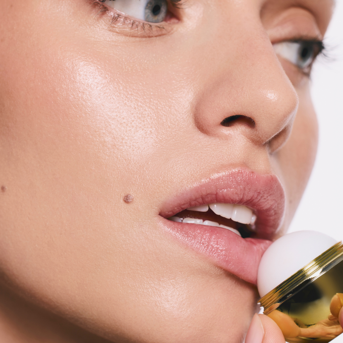SunewMed+ Gold Kiss nawilżający balsam do ust 13 g