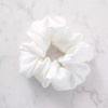 SLAAP Jedwabna gumka do włosów scrunchie ecru