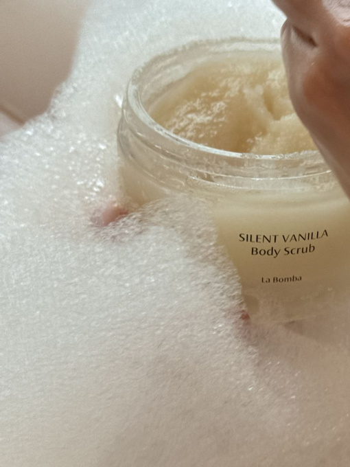 La Bomba peeling do ciała Silent Vanilla, 230 g