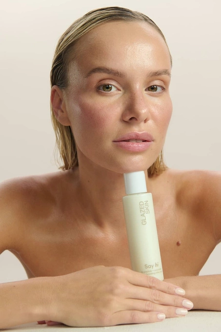 SAY HI, GLAZED SKIN mleczne serum wzmacniające barierę z peptydem i ceramidami